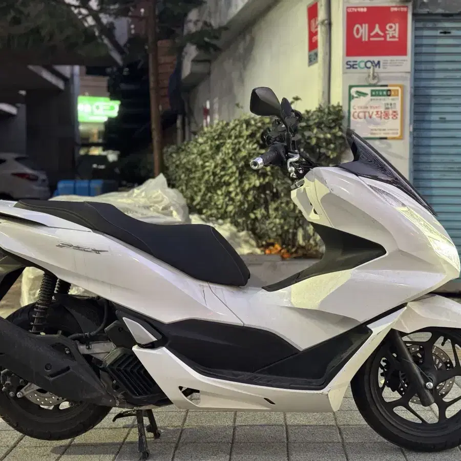 혼다 PCX125 ABS 22년식 4천키로 신차급컨디션 판매합니다