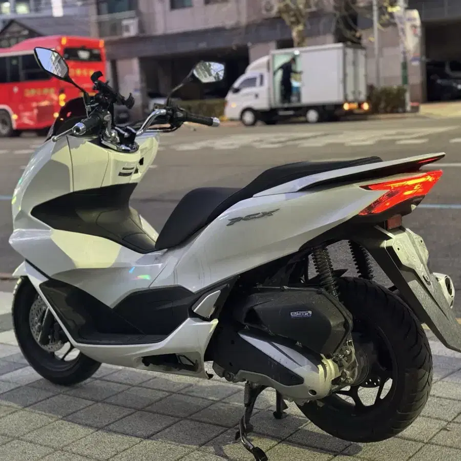 혼다 PCX125 ABS 22년식 4천키로 신차급컨디션 판매합니다