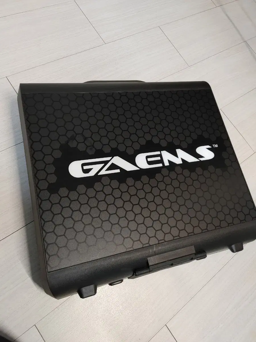 GAEMS 17인치 가방형 게이밍 휴대용 모니터