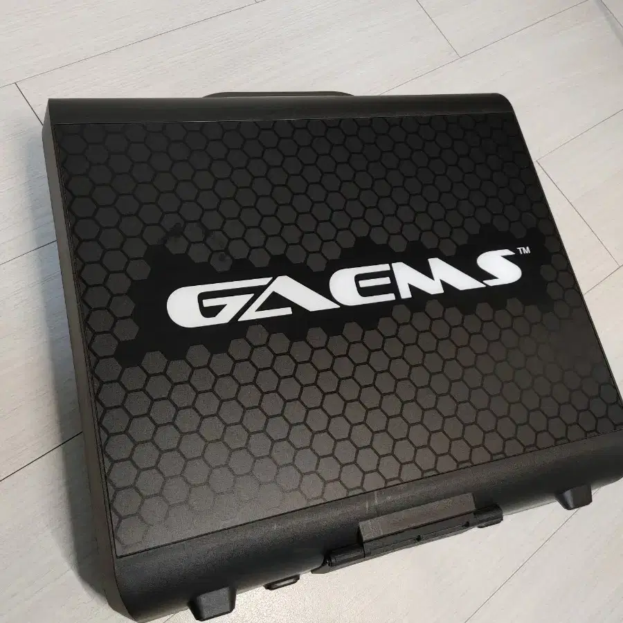 GAEMS 17인치 가방형 게이밍 휴대용 모니터