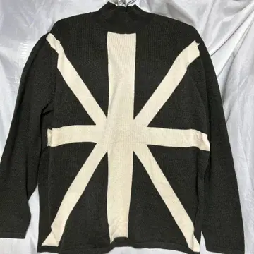 유니언 잭 스타일 하이넥 니트