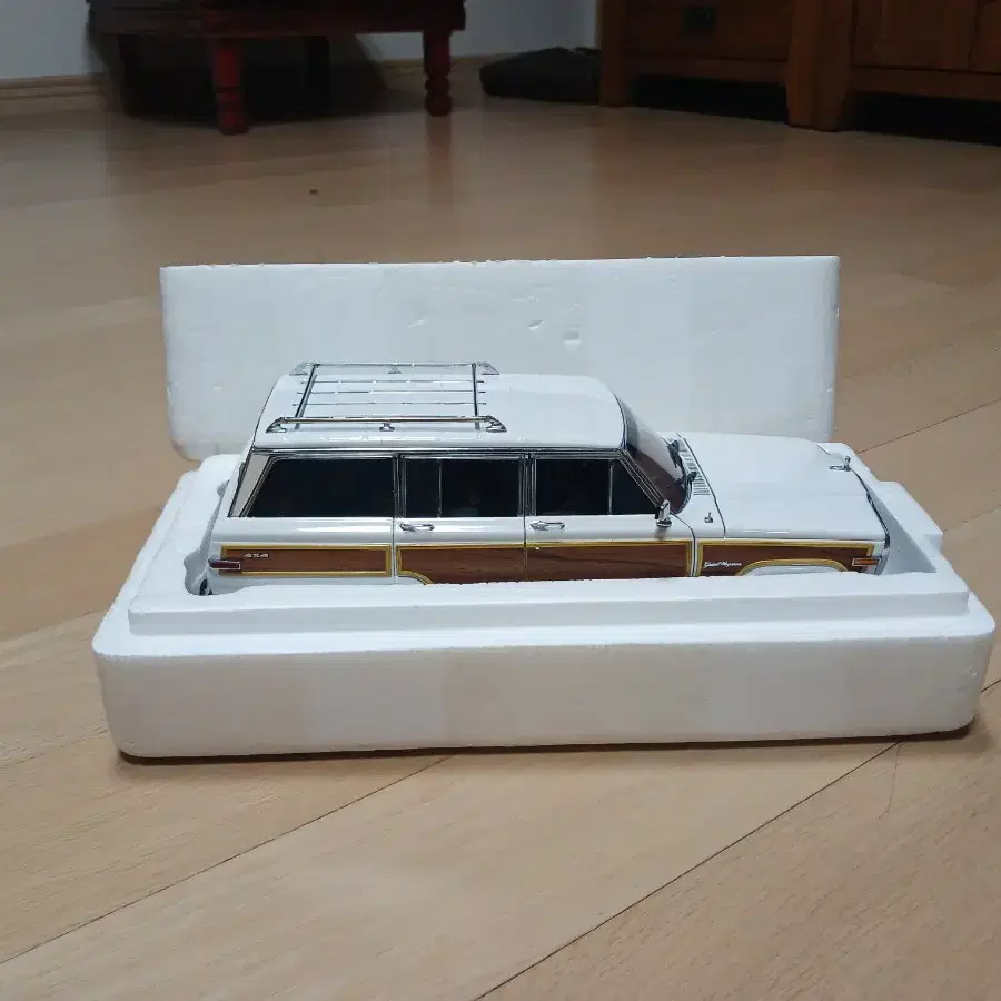 다이캐스트 1:18 1989 JeepGrand Wagoneer White