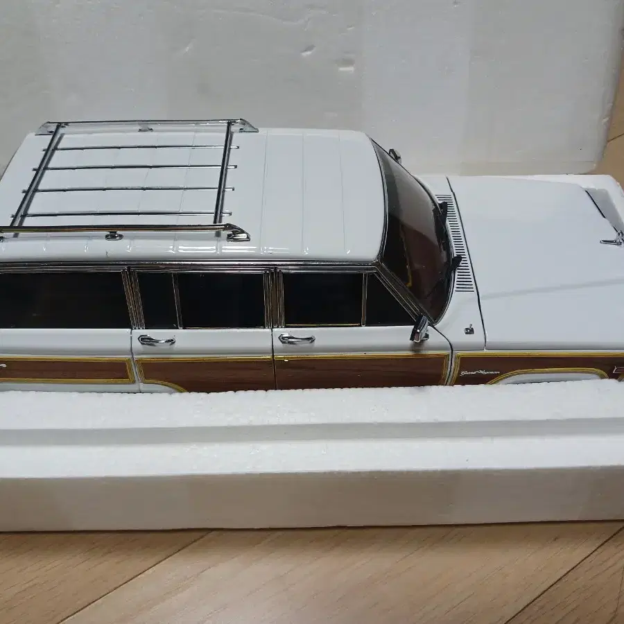 다이캐스트 1:18 1989 JeepGrand Wagoneer White