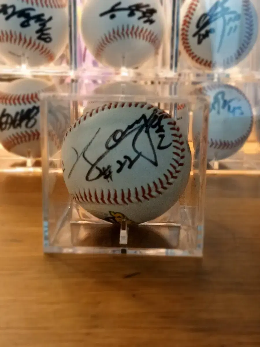 Doosan Bears' Hong Sung-heon's autographed baseball for sale