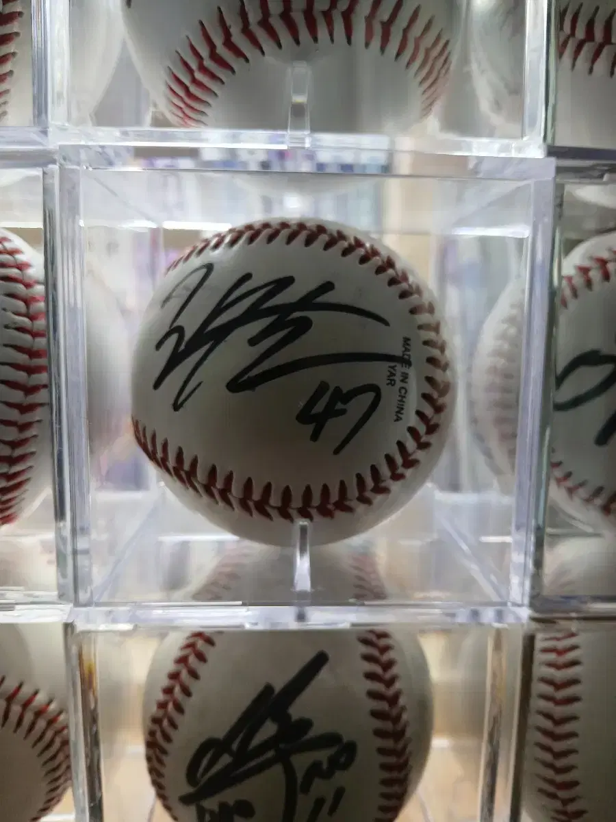 Doosan Bears' Kwak Bin's autographed baseball