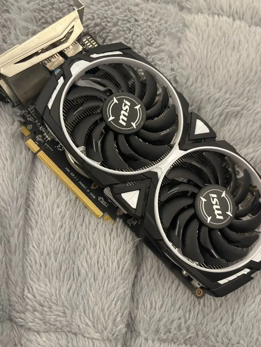 The RX 570 fan is spinning but the screen is not showing