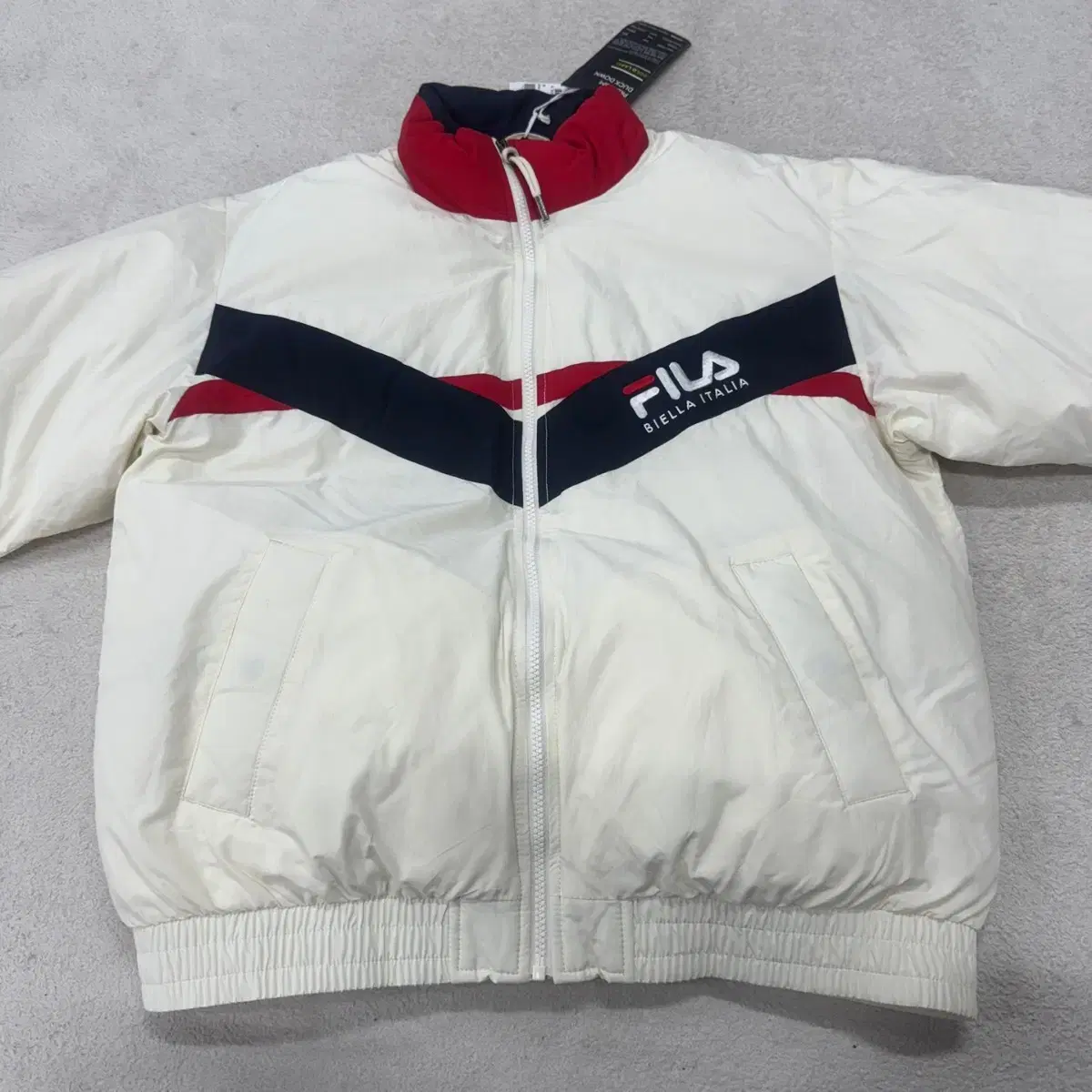 [정품/100] FILA 휠라 점퍼.   j3