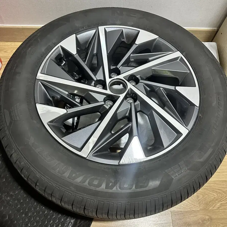 넥센 로디안 GTX 235/60R/ 18 팝니자