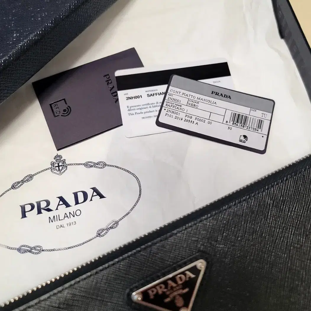 [정품] 프라다 PRADA 삼각로고 사피아노 클러치 2NH001