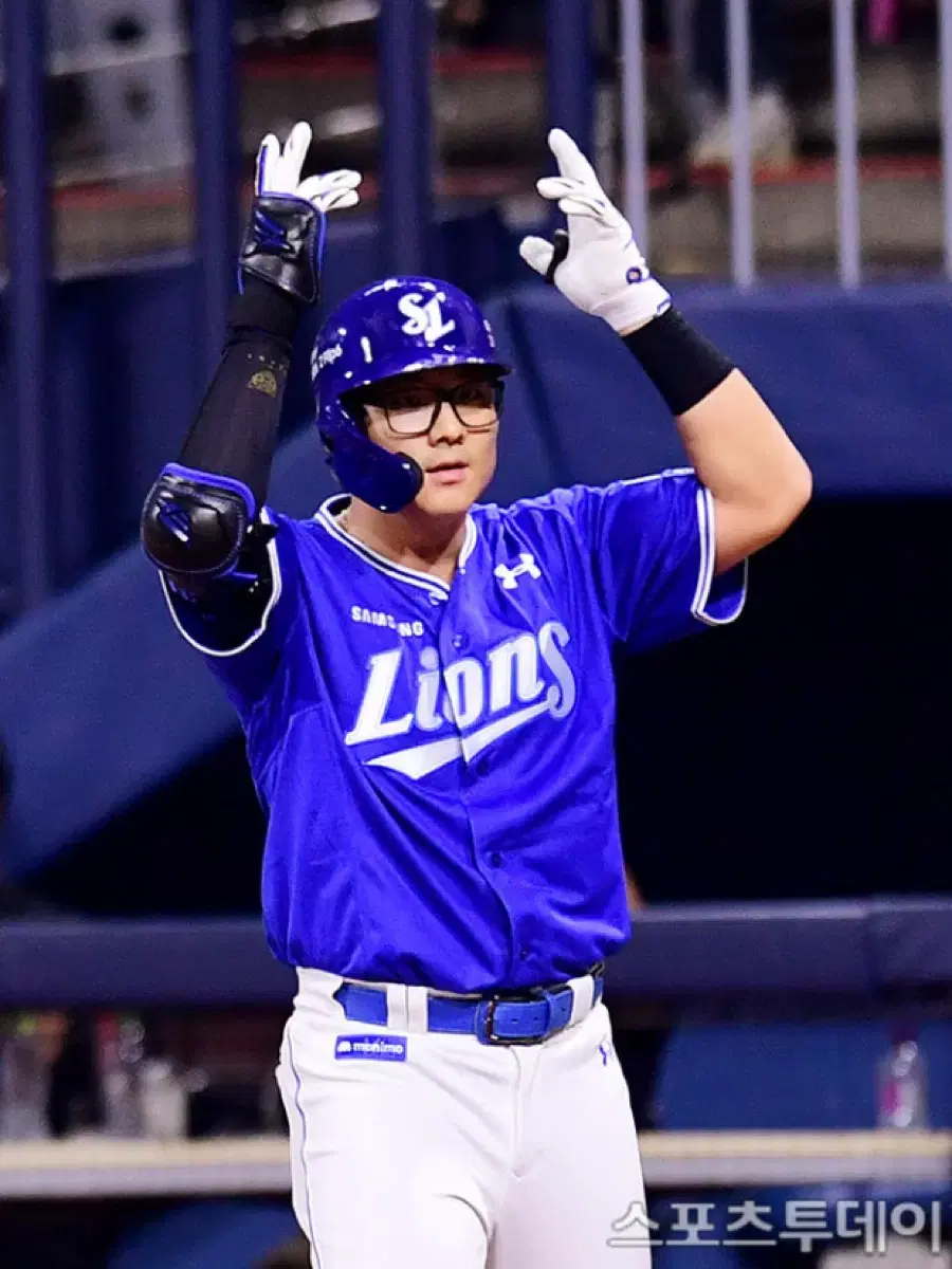 Samsung Lions' Jungbin Yoon's fitted glove