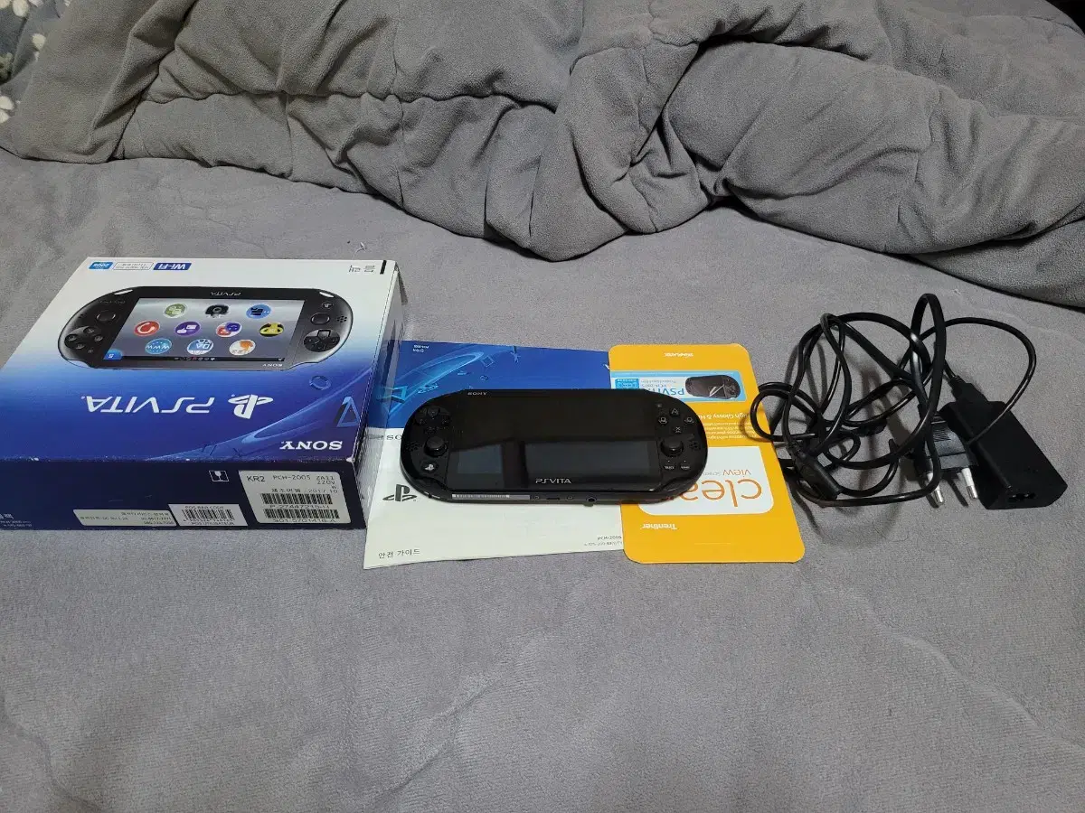 I sell a PS Vita Vita Black + 512 2nd Generation.