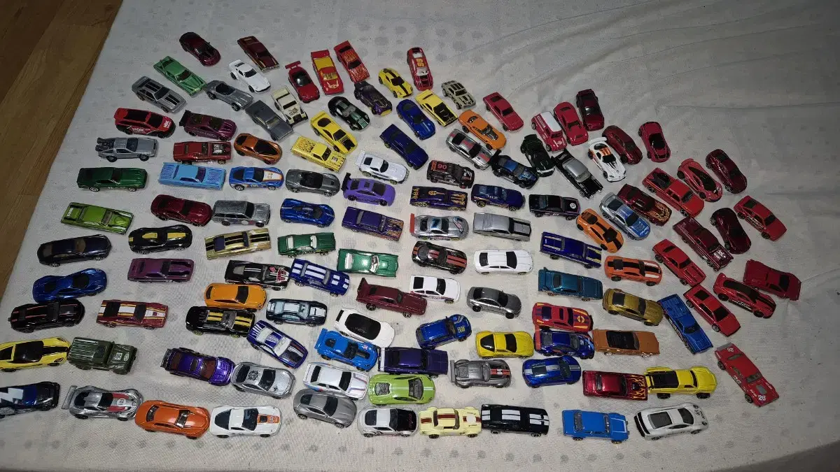 I'm selling several genuine Hot Wheels mini cars.