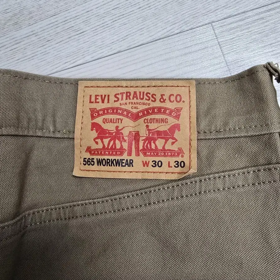 LEVI STRAUSS & CO 브라운색 바지