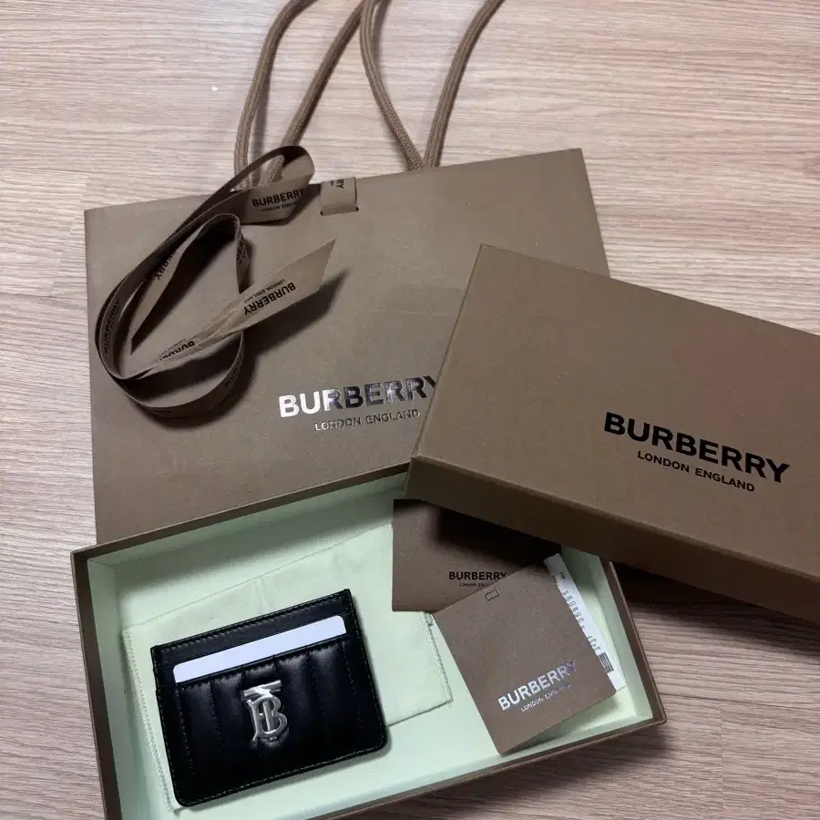 새상품 Burberry 버버리 퀼티드 레더 카드 케이스 블랙