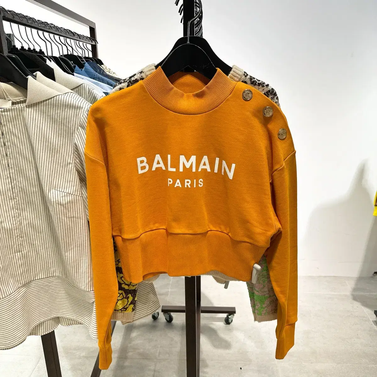 (정품/새상품) BALMAIN 발망 여성 로고 크롭 맨투맨 70%