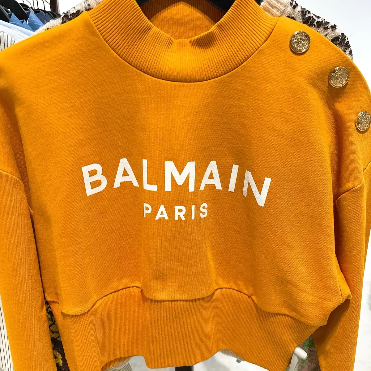 (정품/새상품) BALMAIN 발망 여성 로고 크롭 맨투맨 70%