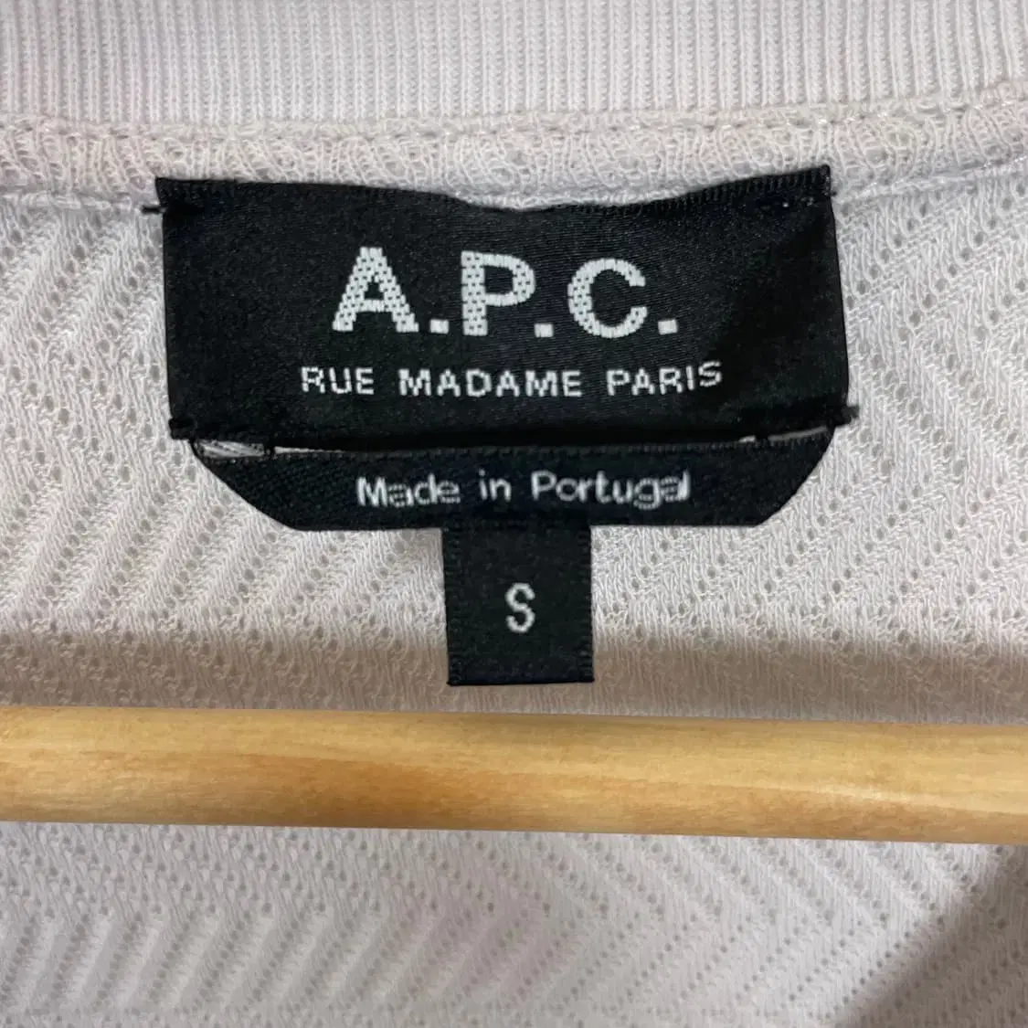 A.P.C 펀칭포인트 라일락 반팔 니트