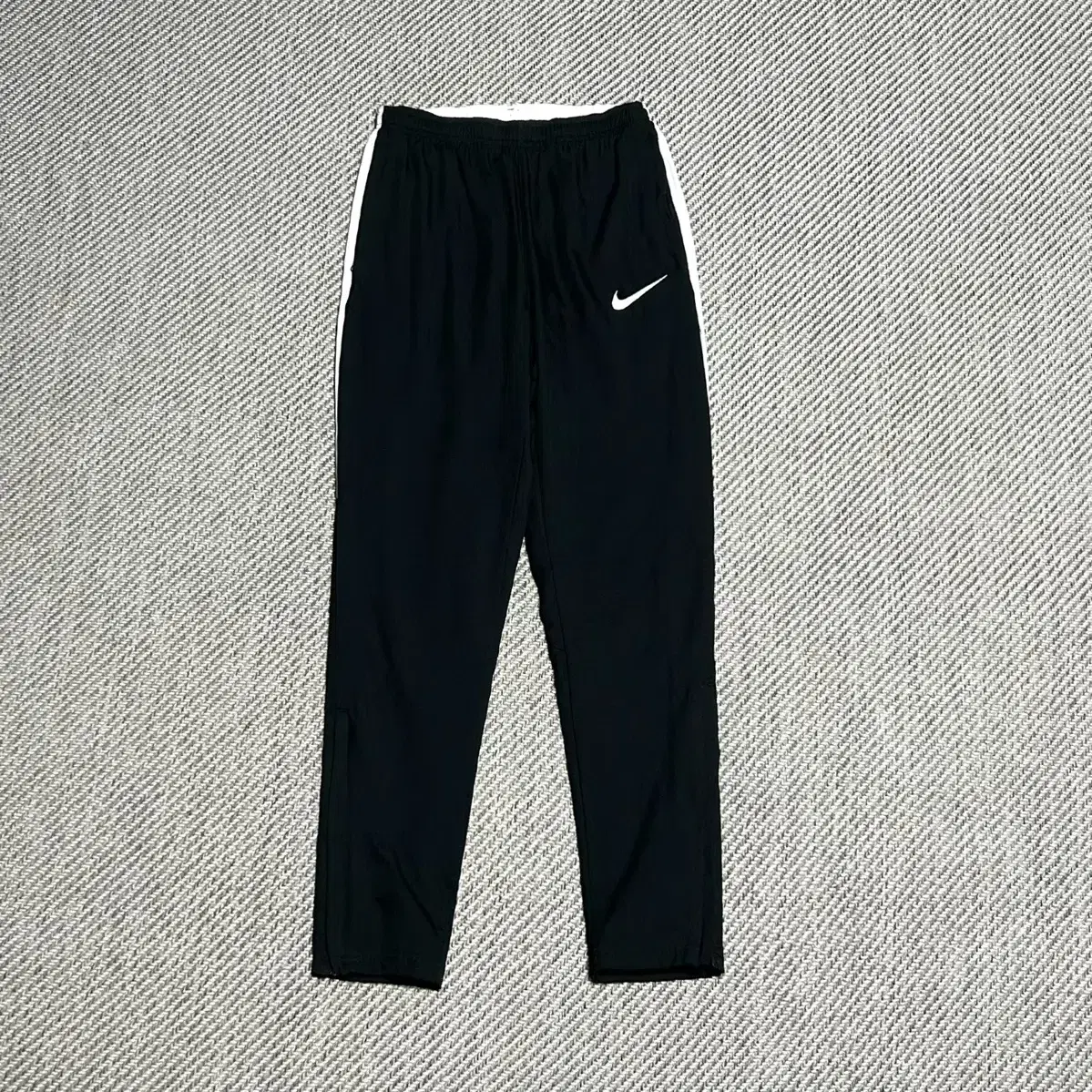 [ S ] Nike 나이키 검/흰 스우시 드라이핏 트레이닝 팬츠