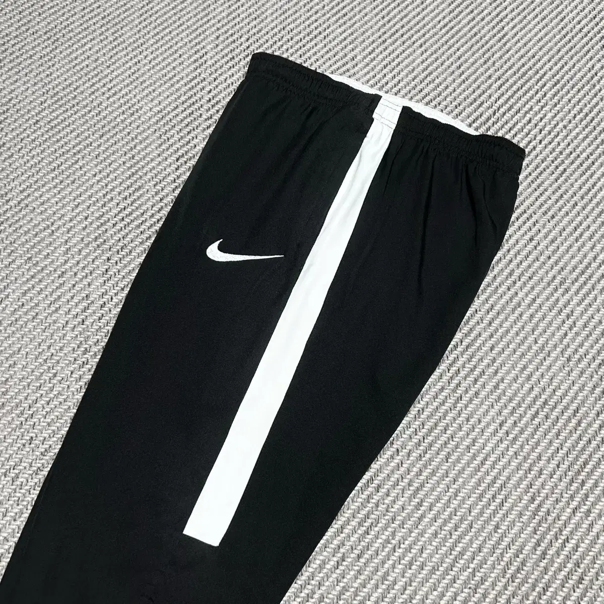 [ S ] Nike 나이키 검/흰 스우시 드라이핏 트레이닝 팬츠