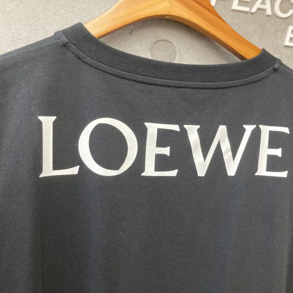 로에베 LOEWE 자수로고 반팔티셔츠 블랙 1719329-G112313