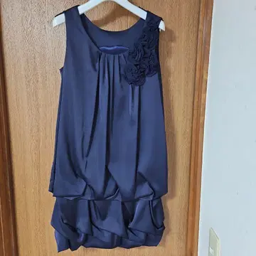 Debut de Fiore 네이비 새틴 드레이프 드레스