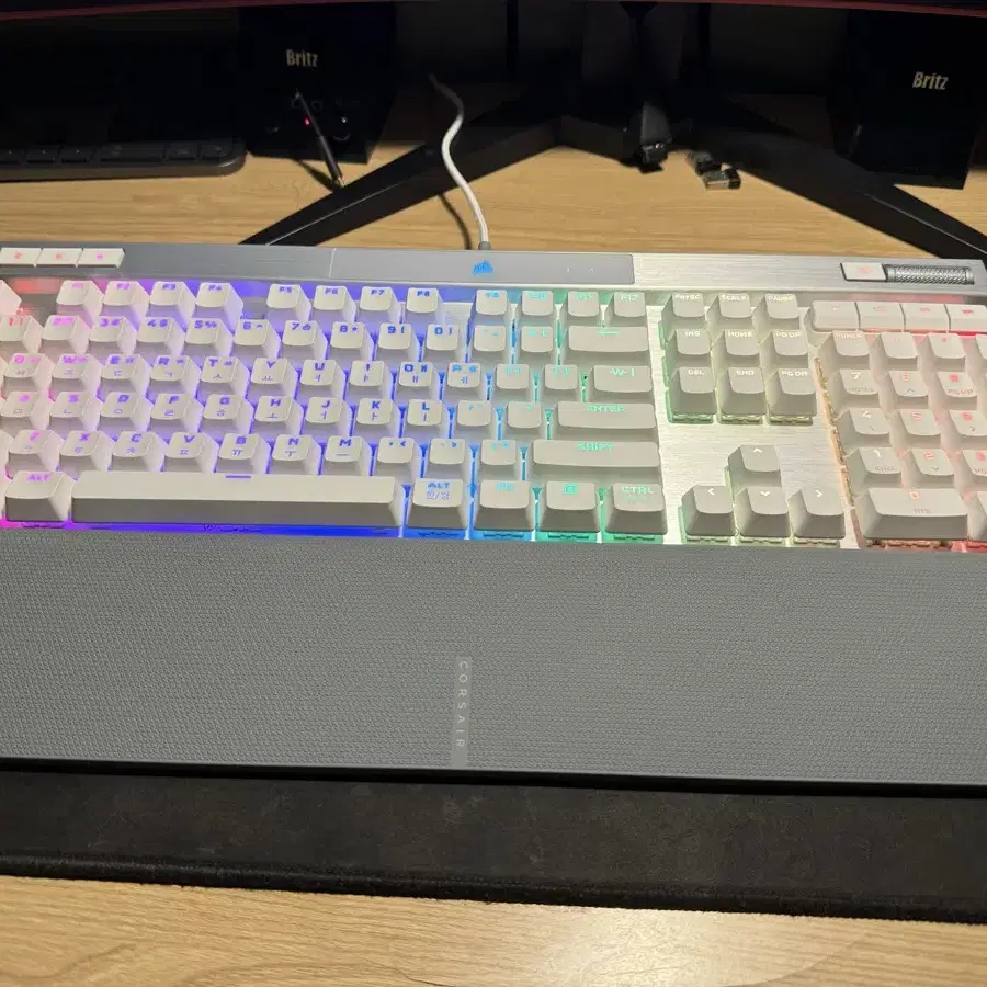 커세어 k70 pro opx white 판매합니다.