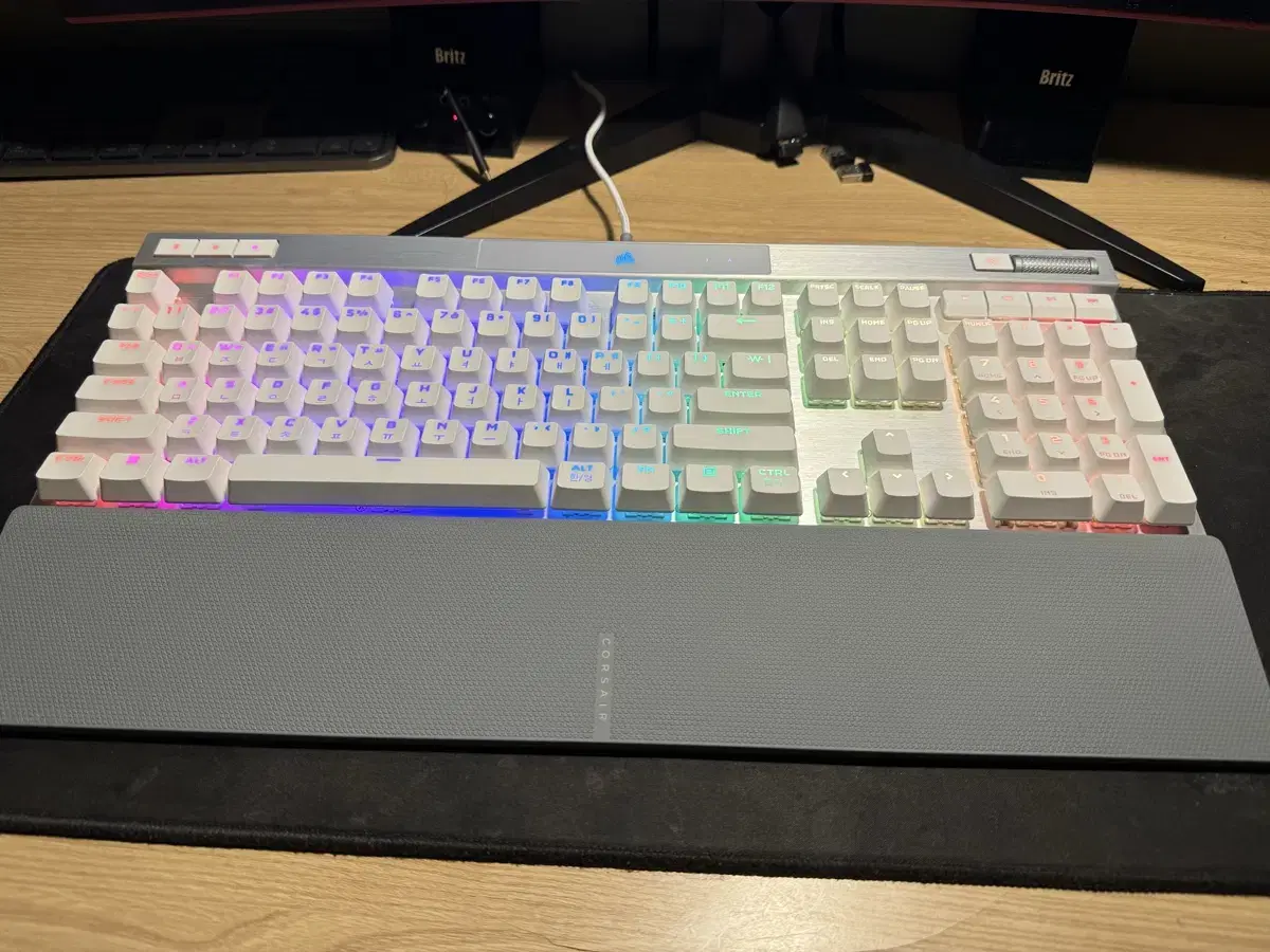 커세어 k70 pro opx white 판매합니다.