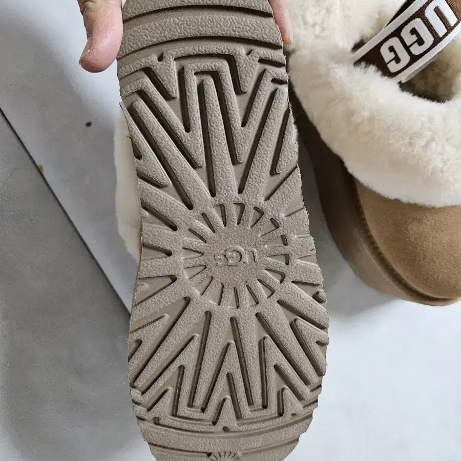 ugg 250 키높이어그슬리퍼 펀케트