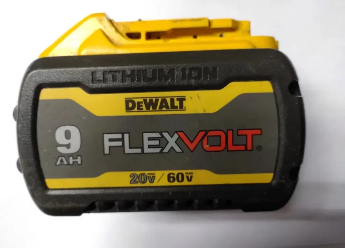 디월트 FLEXVOLT 9AH 배터리  팔아요