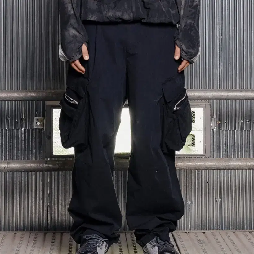 OVAL LARGE FIT CARGO PANTS [BLACK]