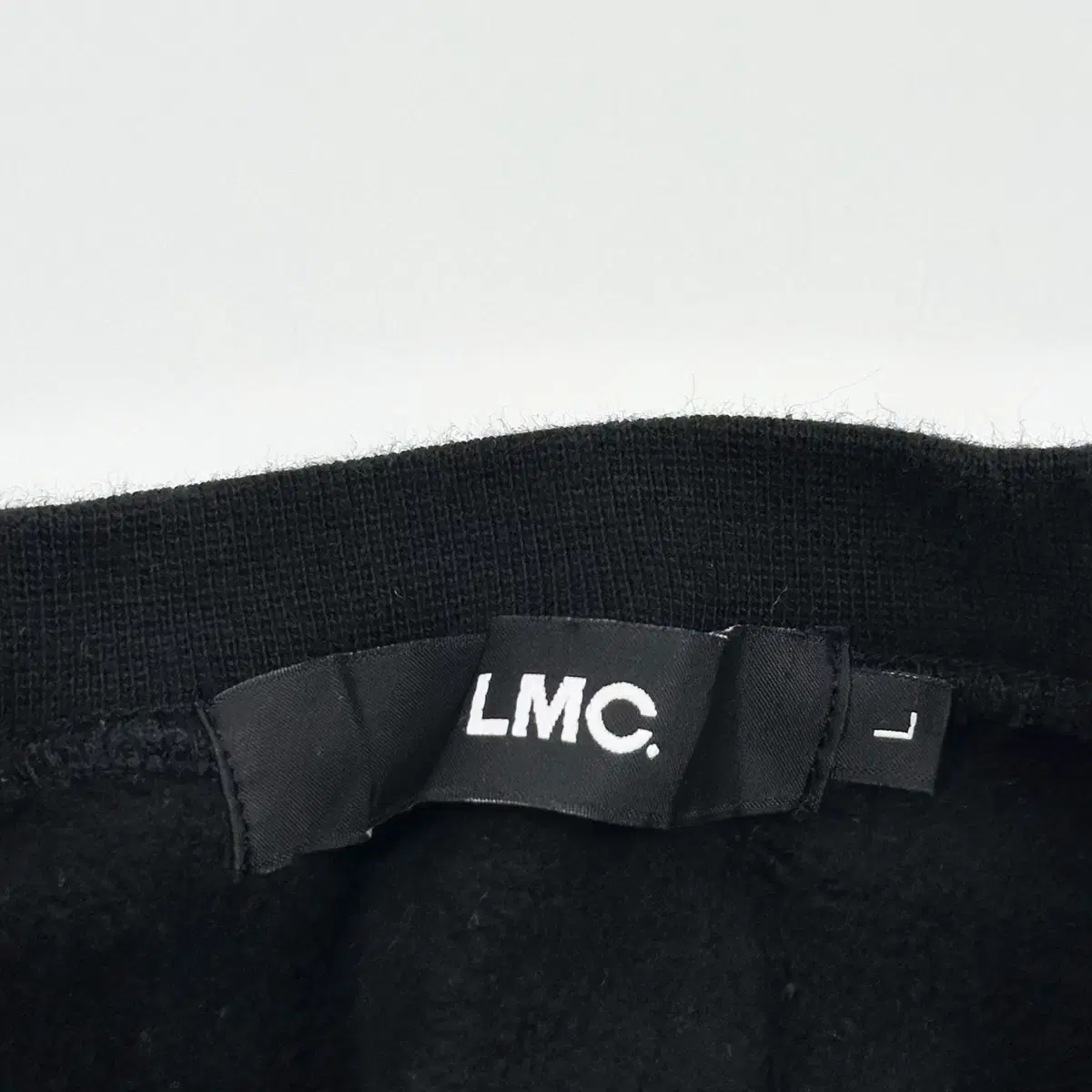 (L) LMC 스펠아웃 빅로고 맨투맨 블랙