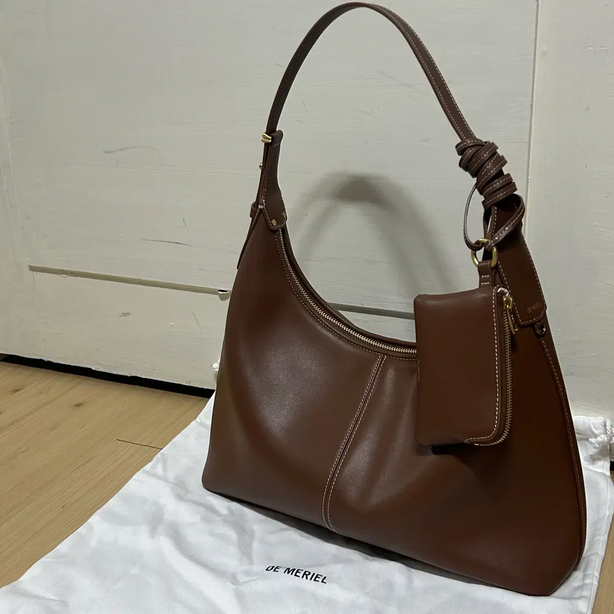 드메리엘 Veneta Hobo Bag Medium Tan Brown