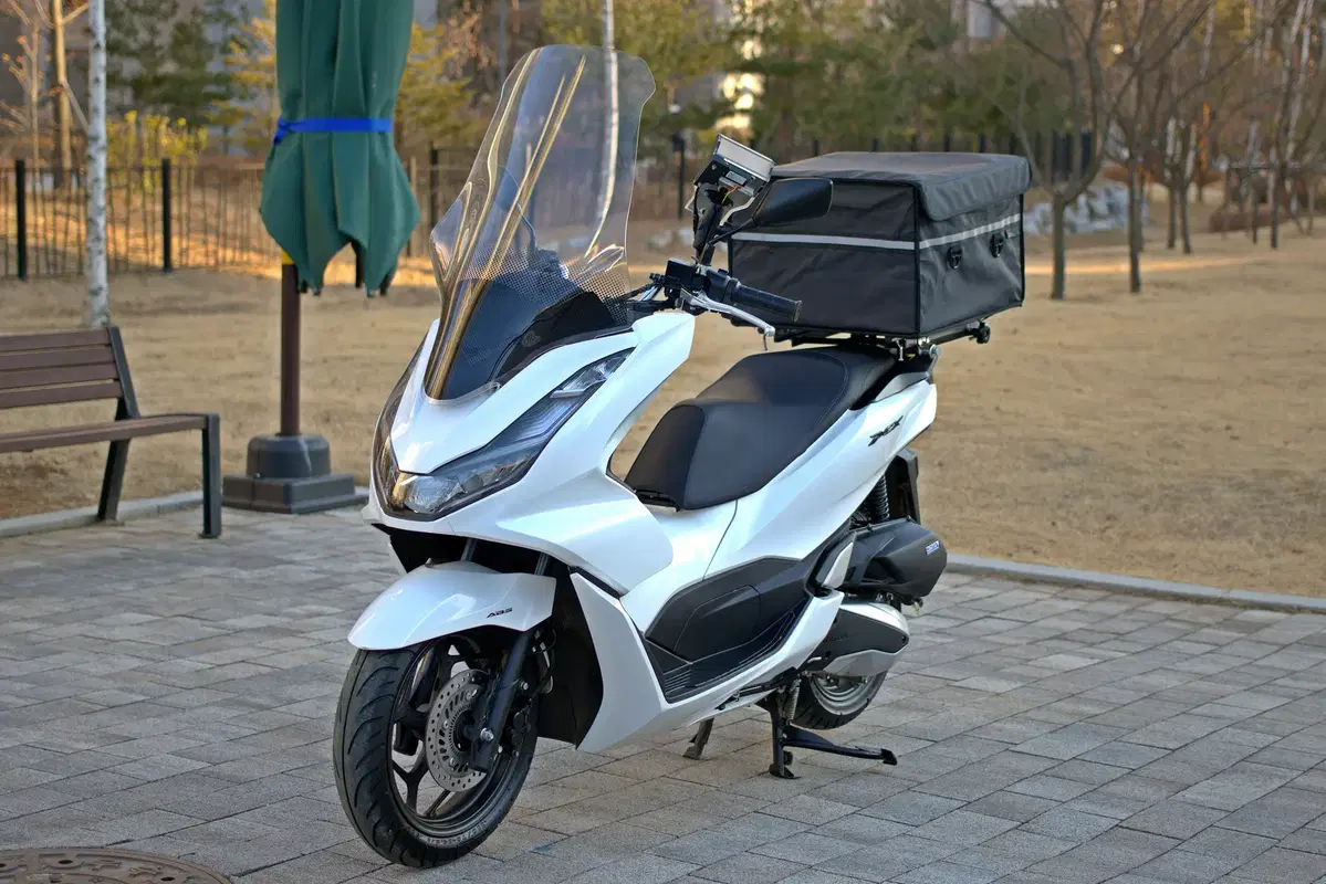 2024년 PCX125 ABS 6,732 KM 화이트 색상 판매합니다