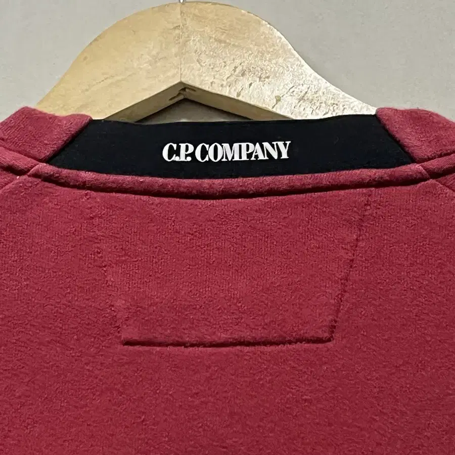 Cp company 버건디 레드 고글 맨투맨