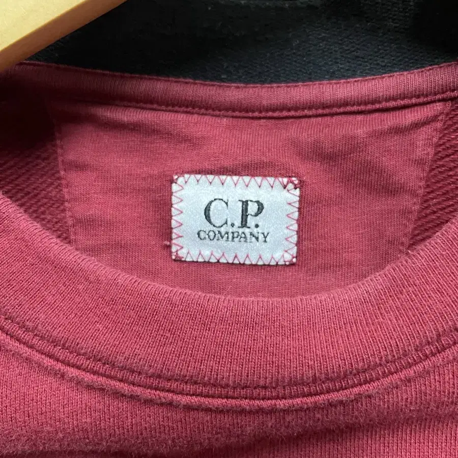 Cp company 버건디 레드 고글 맨투맨