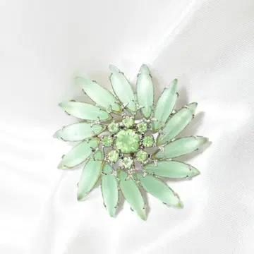 빈티지 밀키 그린 프로스트 글래스 x 큐빅 플라워 브로치