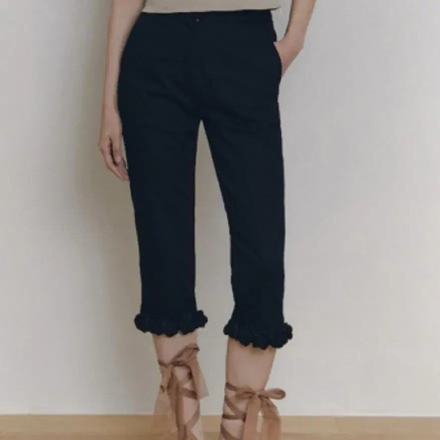 가니송 rose trim capri pants