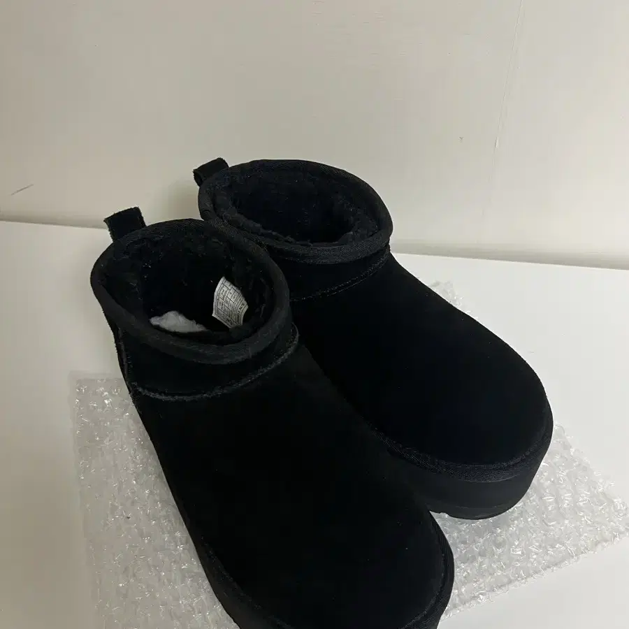 UGG 어그 클래식 울트라 미니 플랫폼 부츠 블랙 정품 팝니다