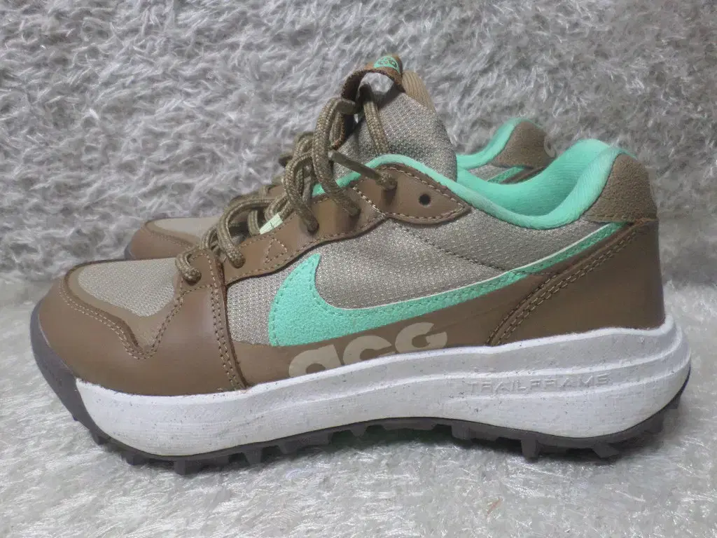 FLUFFY 235 Nike ACG Low-Cut Beige-Mint Sneakers Used Shoes