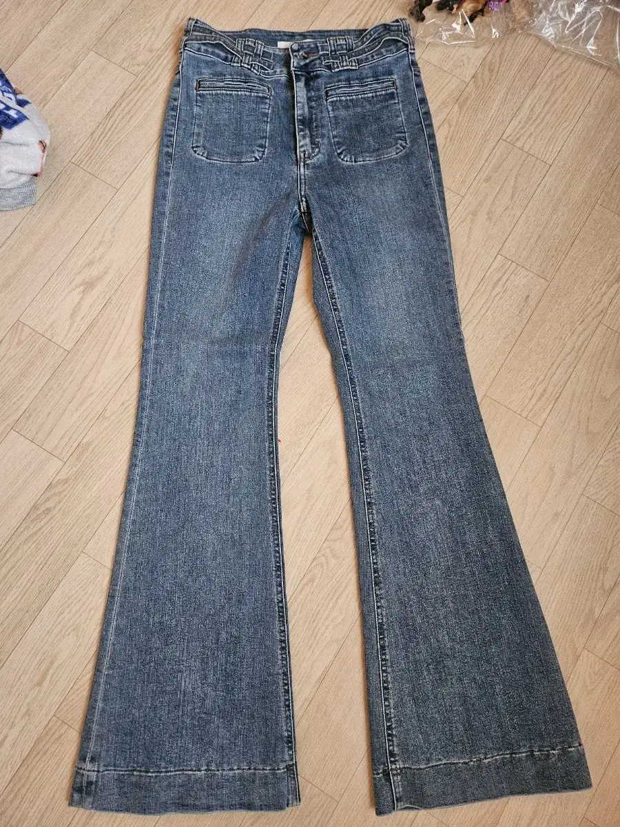 4 new Guess jeans sold in bulk 26