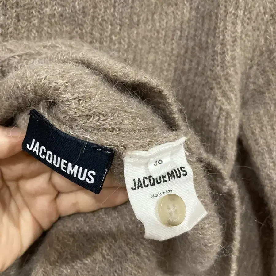 Jacquemus 자크뮈스 비대칭 가디건 니트