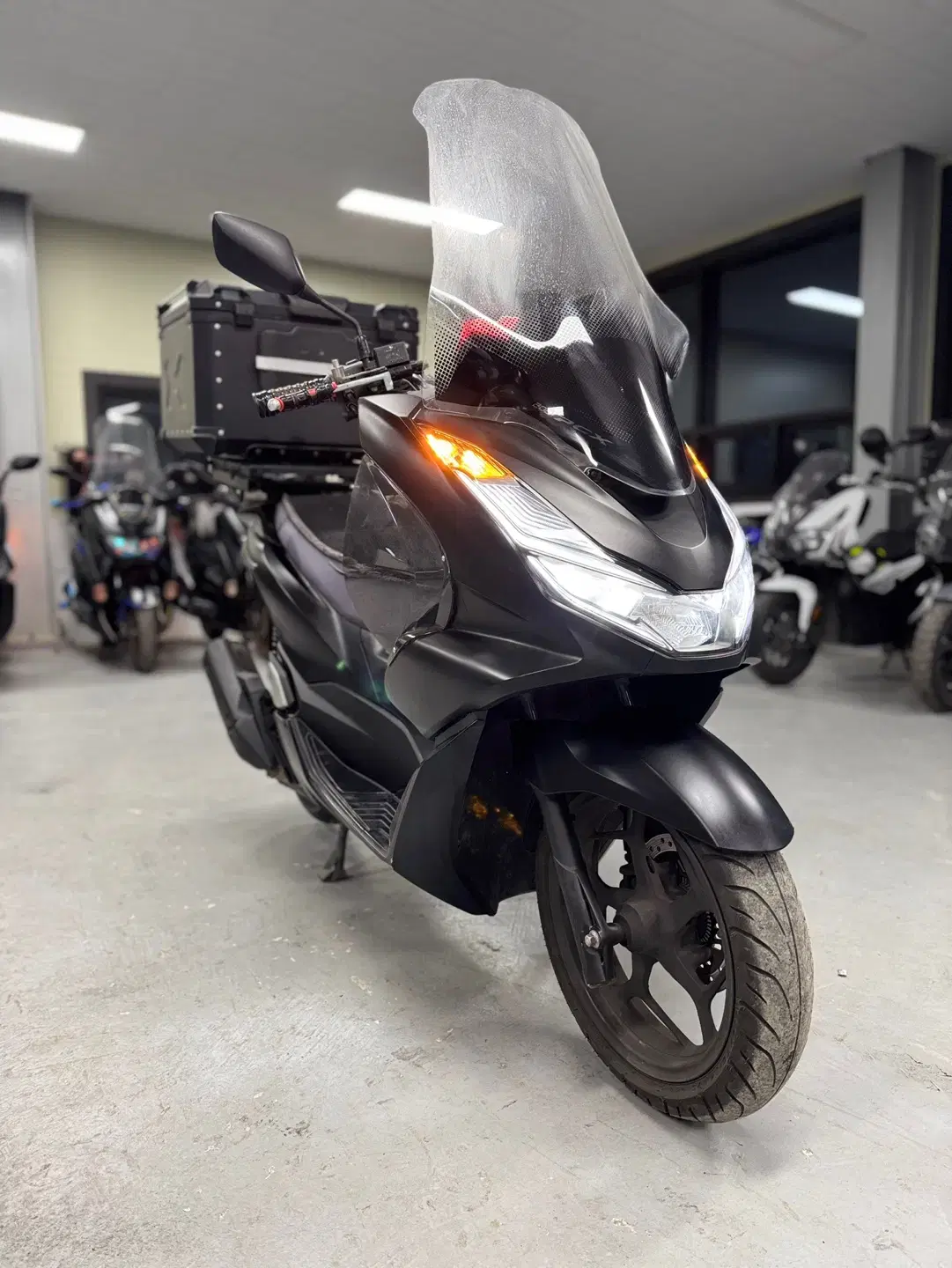 혼다 Pcx125 ABS 22년식 1만Km 판매합니다.