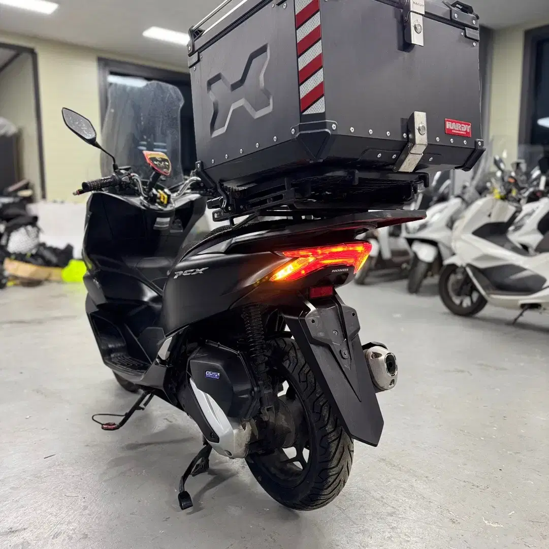 혼다 Pcx125 ABS 22년식 1만Km 판매합니다.