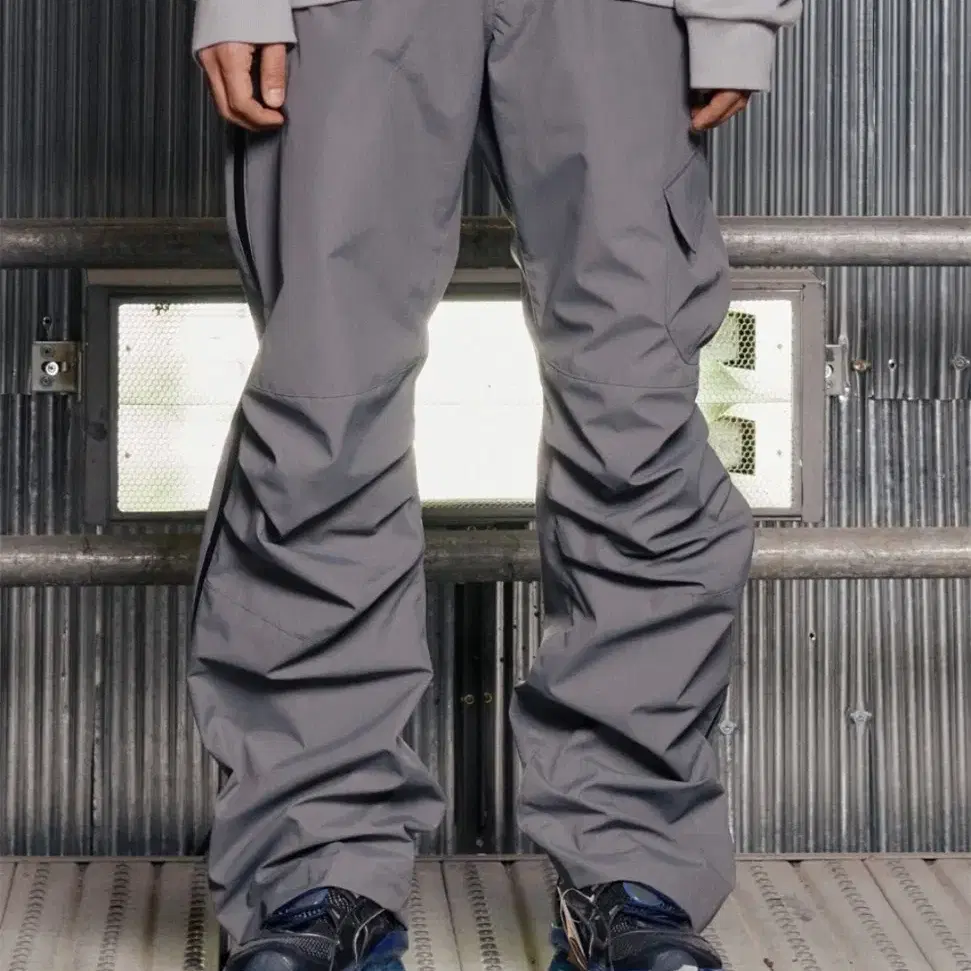 PINTUCK NYLON PANTS [GREY]