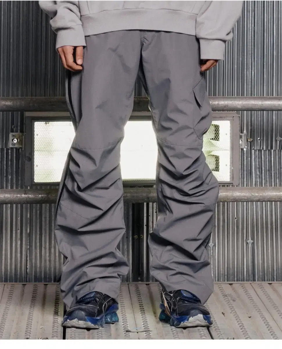 PINTUCK NYLON PANTS [GREY]