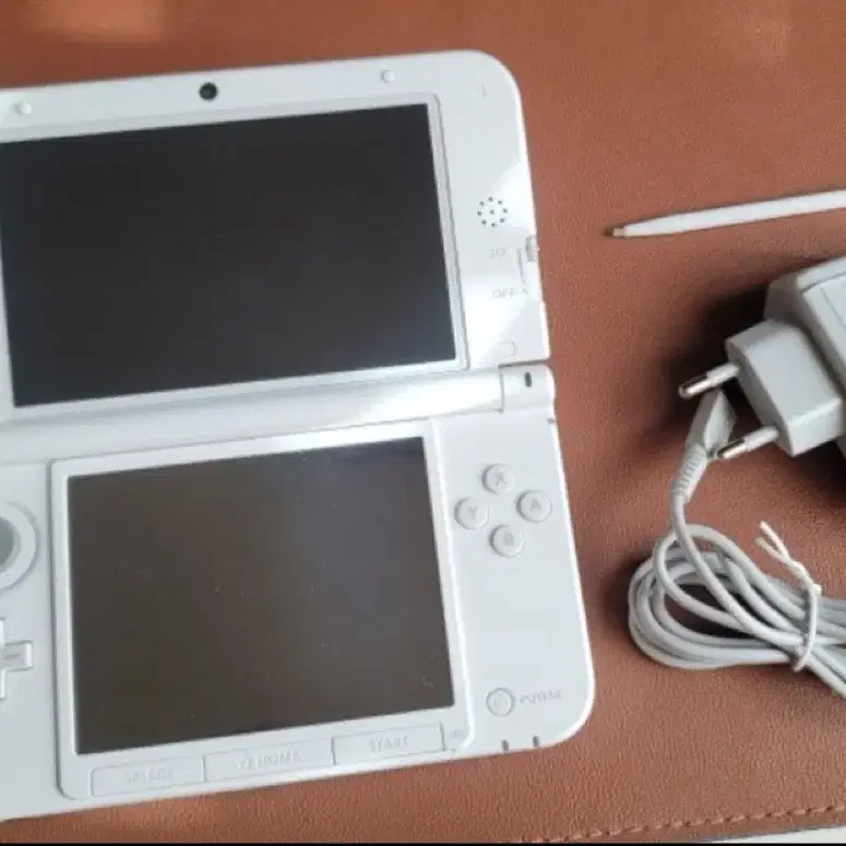 닌텐도 3DS XL 화이트 + 충전기