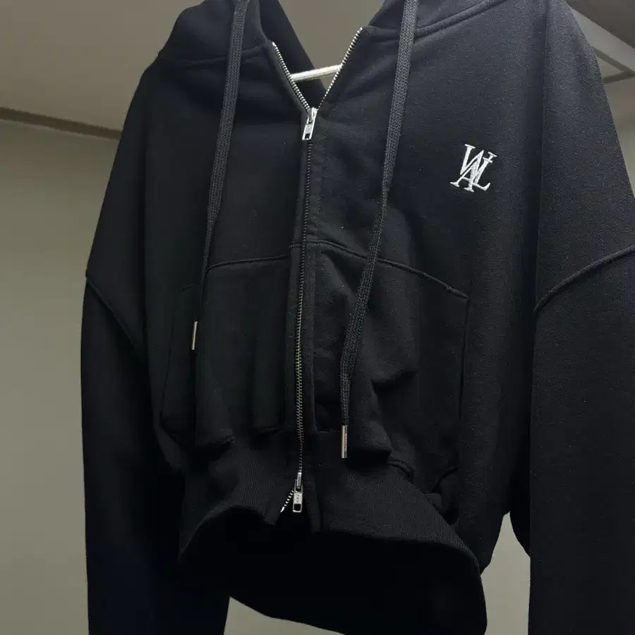 우알롱 후드집업 Signature crop hood zip-up 블랙