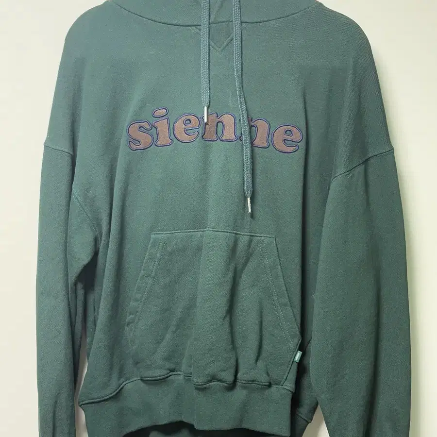 시엔느 Patch Hooded Sweatshirt (Deep Green)