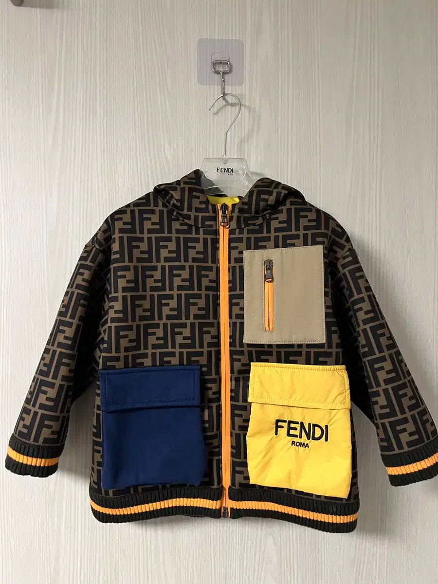 펜디 fendi 키즈 네오프렌 패치 올오버 자켓 3y