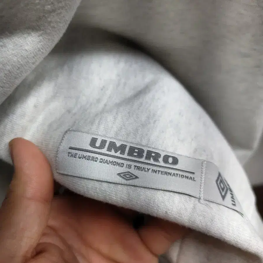 105) UMBRO 엄브로 쿼터집업 스웻 셔츠 팝니다